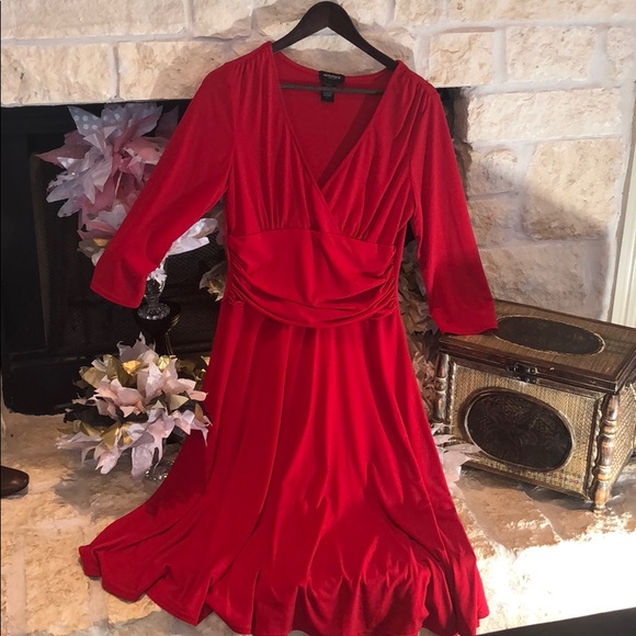 Alyn Paige Dresses & Skirts - Alyn Paige Mid length red dress